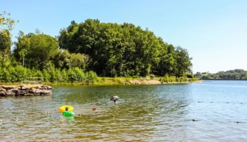 Camping Yaloer : personnes nageant dans un lac entouré de forêt