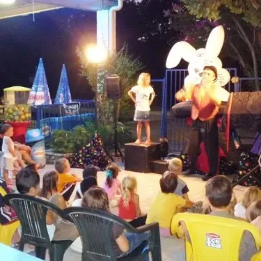 Spectacle de magie avec un personnage en costume de lapin au Camping Le Lion