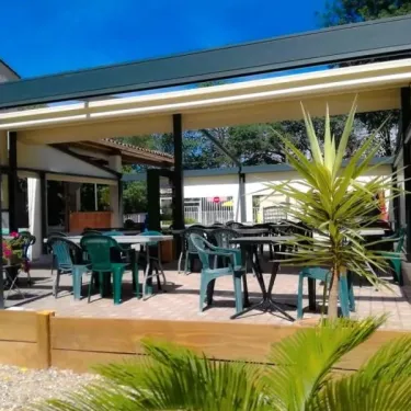 Camping Le Lion - Terrasse avec tables et chaises