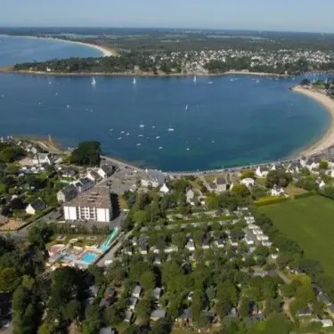 Vue aérienne du camping près d'une plage et d'un port avec voiliers