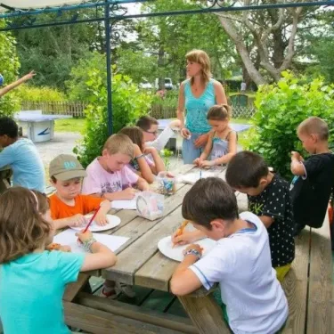 Enfants peignant à la crème au Camping de La Plage - 29