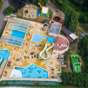 Camping de La Plage - 29 : vue aérienne du complexe aquatique avec slides et piscines