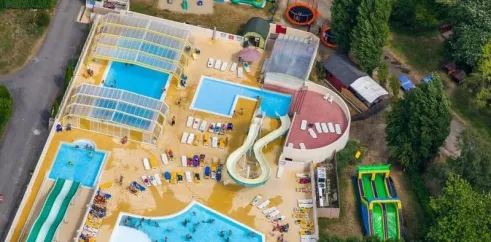 Camping de La Plage - 29 : vue aérienne du complexe aquatique avec slides et piscines