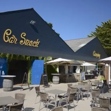 Bar Snack Camping de La Plage - 29 avec tables et chaises en plein air