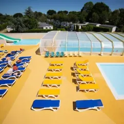 Piscine avec toboggan et transats au Camping de La Plage - 29