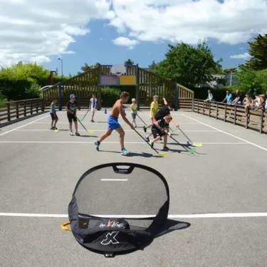 Enfants jouant au hockey sur gazon dans le parc du Camping de La Plage - 29
