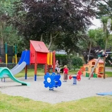 Terrain de jeux pour enfants au camping La Plage.