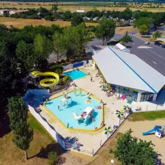 Vue aérienne du camping avec piscine, toboggan et jeux pour enfants