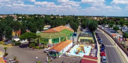 Vue aérienne du Camping Moncalm avec piscine, espaces verts et parking