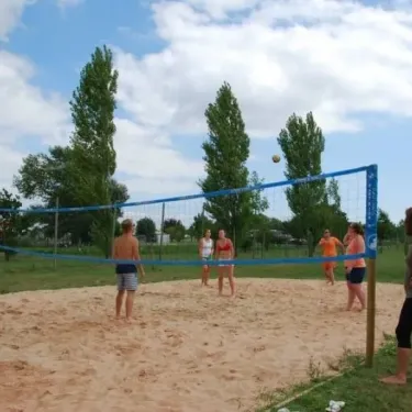 Camping La Dive : enfants jouant au volleyball sur sable