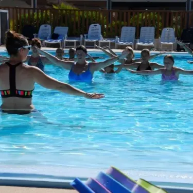 Camping La Dive : groupe faisant du water aerobics dans la piscine