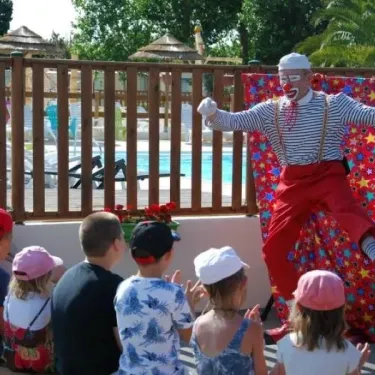 Camping La Dive : clown effectue un spectacle pour enfants