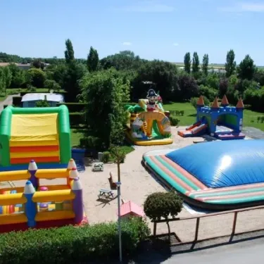 Parc d'attractions gonflables pour enfants au Camping La Dive.