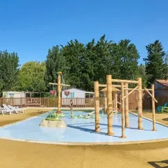 Zone aquatique avec structures en bambou au Camping La Dive