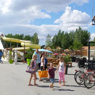 Personnes autour d'une grande slide aquatique au Camping La Dive