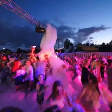 Camping La Dive : fête en forêt avec vapeur et lumières