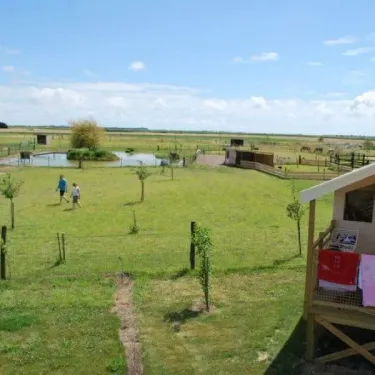 Enfants jouant près d'un étang dans le parc de Camping La Dive