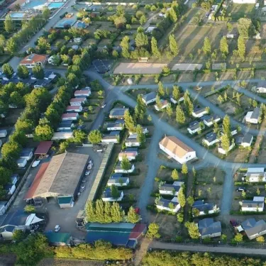 Vue aérienne du camping La Dive avec des caravanes et des arbres.