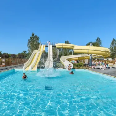 Piscine avec toboggan jaune et blanc au Camping La Dive
