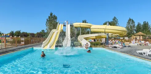 Piscine avec toboggan jaune et blanc au Camping La Dive