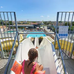 Enfant sur un toboggan d'eau au Camping La Dive