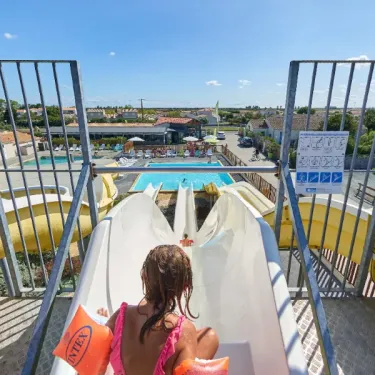 Enfant sur un toboggan d'eau au Camping La Dive