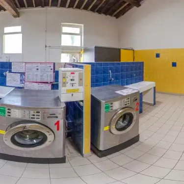 Photo camping Saint Maurice : salle de lavage avec machines à laver