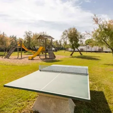 Table de ping-pong dans le parc du Camping Saint Maurice