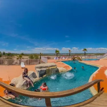 Photo camping Saint Maurice : piscine avec toboggan et enfants
