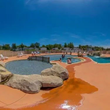 Photo camping Saint Maurice : piscine avec bassin rocheux et toboggan