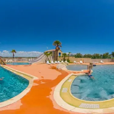 Piscine avec toboggan et jacuzzi au Camping Saint Maurice