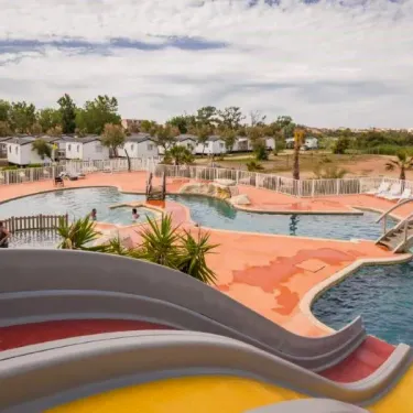 Piscine avec toboggan et cabanes au Camping Saint Maurice