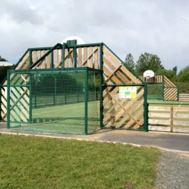 Camping La Riviera - terrain de basket avec filet et cage en bois