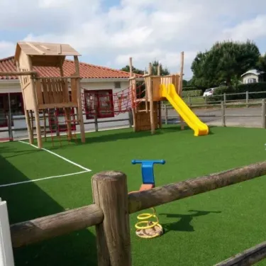 Camping La Riviera - aire de jeux pour enfants avec toboggan jaune