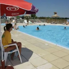 Camping La Riviera - piscine avec surveillant et parasol