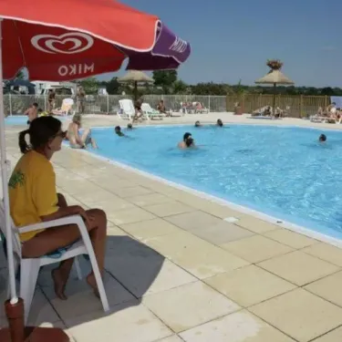 Camping La Riviera - piscine avec surveillant et parasol