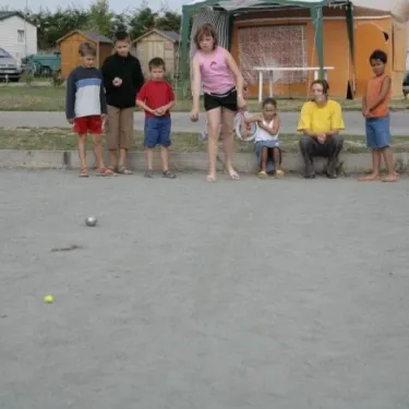 Enfants jouant au boule à la campagne Camping La Riviera