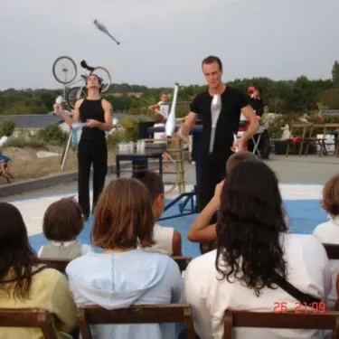 Camping La Riviera : spectacle de jongleurs avec enfants en spectateurs.