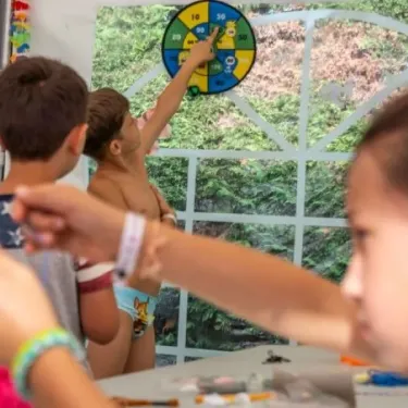Enfants jouant au jeu de la roulette à Camping L'Océan