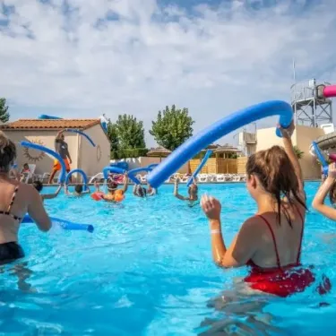 Personnes nageant avec jouets aquatiques près d'une toboggan, Camping L'Océan