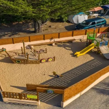 Zone de sable avec jeux pour enfants au Camping L'Océan