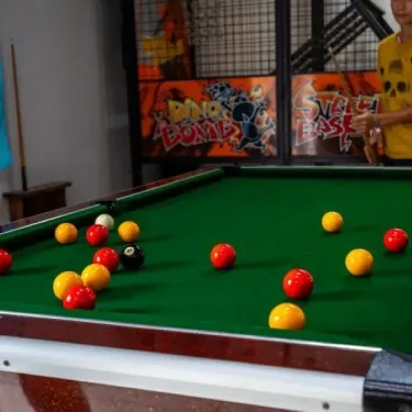 Table de billard dans le casino de Camping L'Océan
