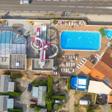 Piscine avec toboggan rose et bleu au Camping L'Océan