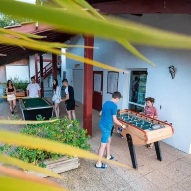Enfants jouant au football à table dans le camping Paradis - Biper Gorri