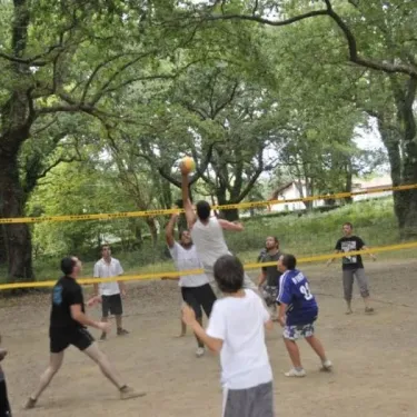 Camping Paradis - Biper Gorri : groupe jouant au volleyball en plein air