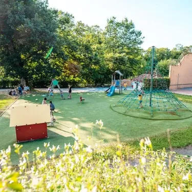 Enfants jouant sur un parc infantile au Camping Paradis - Biper Gorri