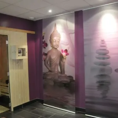Salle de détente du camping Paradis - Biper Gorri avec sauna et fresque bouddhiste
