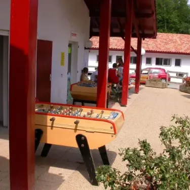 Table de football dans la salle de jeux du camping Paradis - Biper Gorri