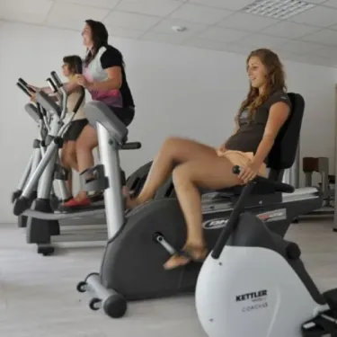 Camping Paradis - Biper Gorri : personnes utilisant des vélos d'entraînement en salle