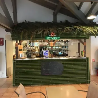 Bar en bambou avec enseigne Heineken dans le camping Paradis - Biper Gorri